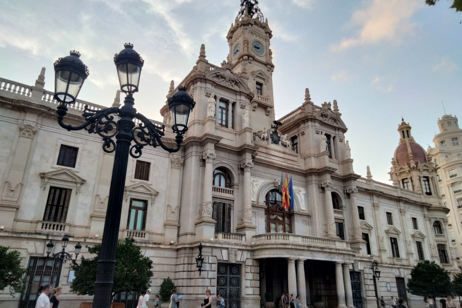 La façade principale de l’Ajuntament de València, l’hôtel de ville, sur la place du même nom