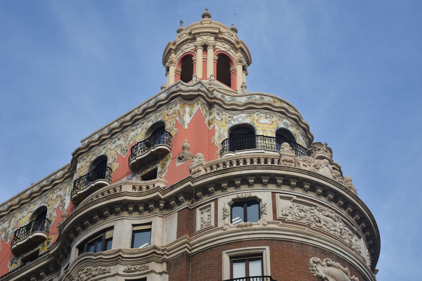 La coupole et les balcons sculptés de l’édifice du Banco de Valencia
