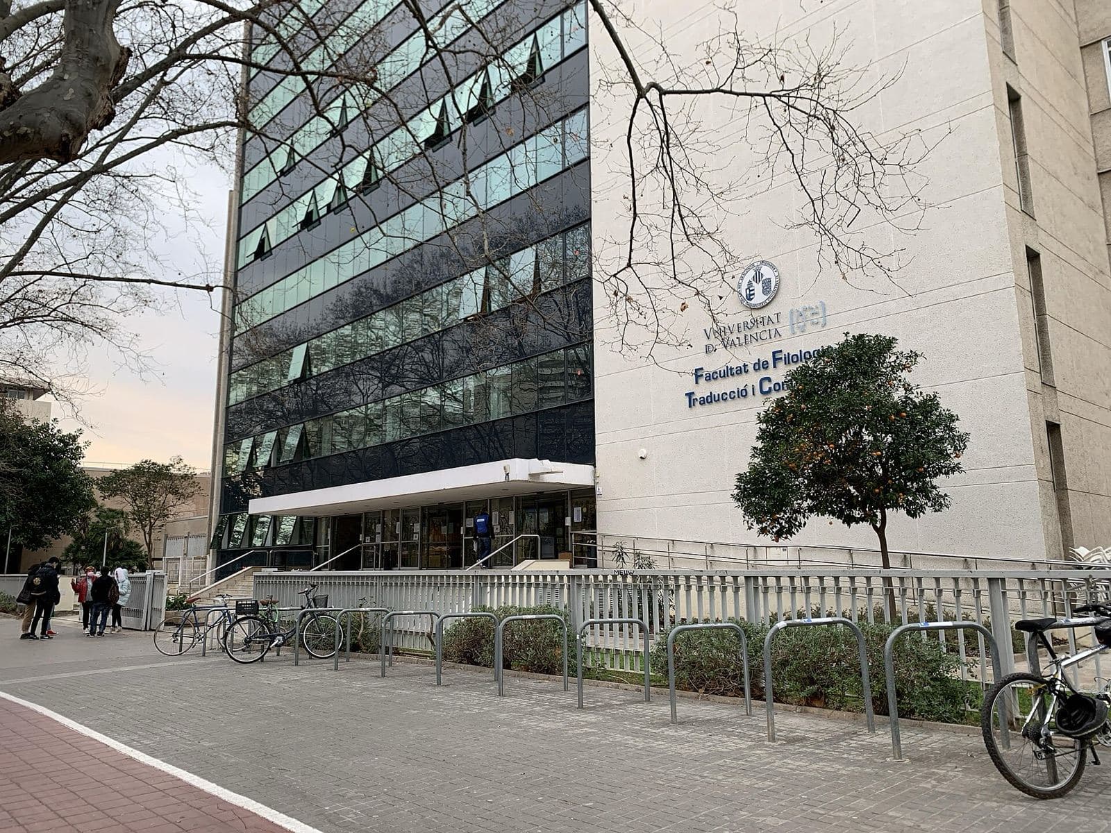 Entrée de la faculté de Philologie, Traduction et Communication de l’Universitat de València, vélos garés devant