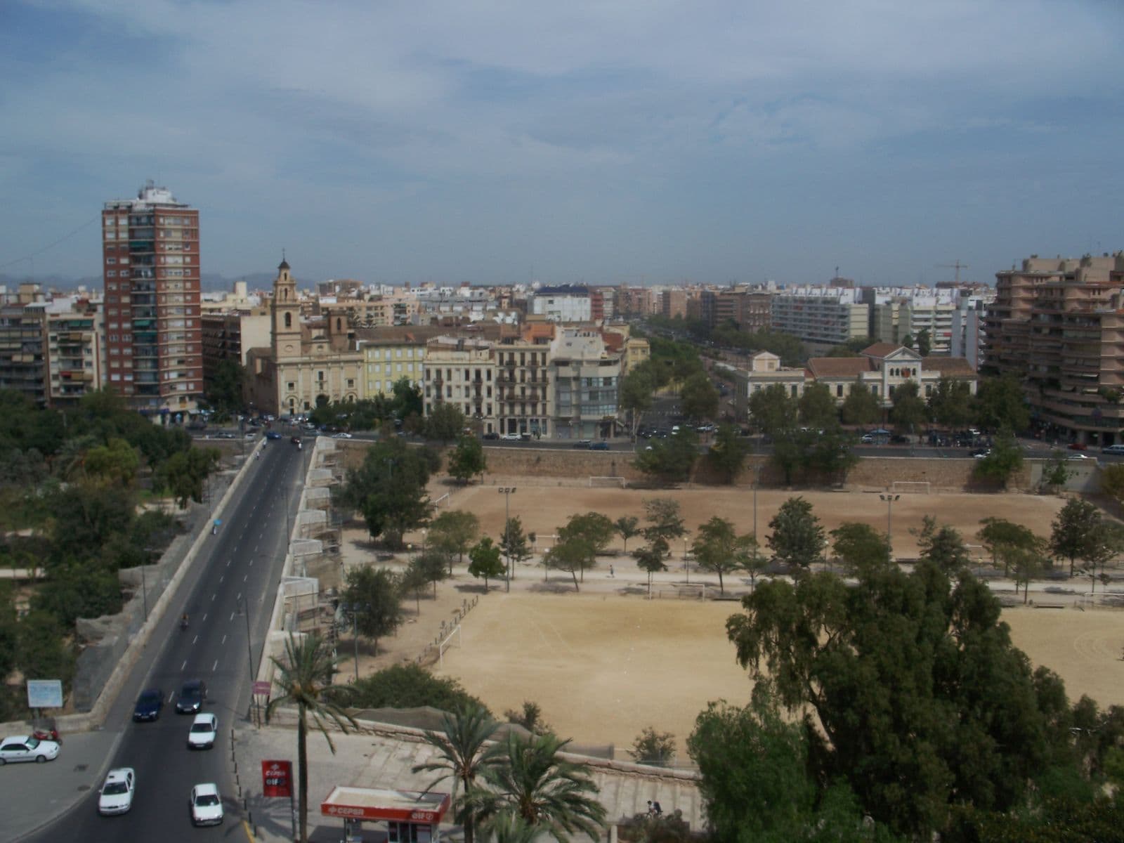 Vue depuis les Torres de Serranos : le pont de Serrans traverse le jardin du Turia et ses terrains de sport jusqu’à l’église Santa Mònica et aux immeubles de Morvedre, sur l’autre rive