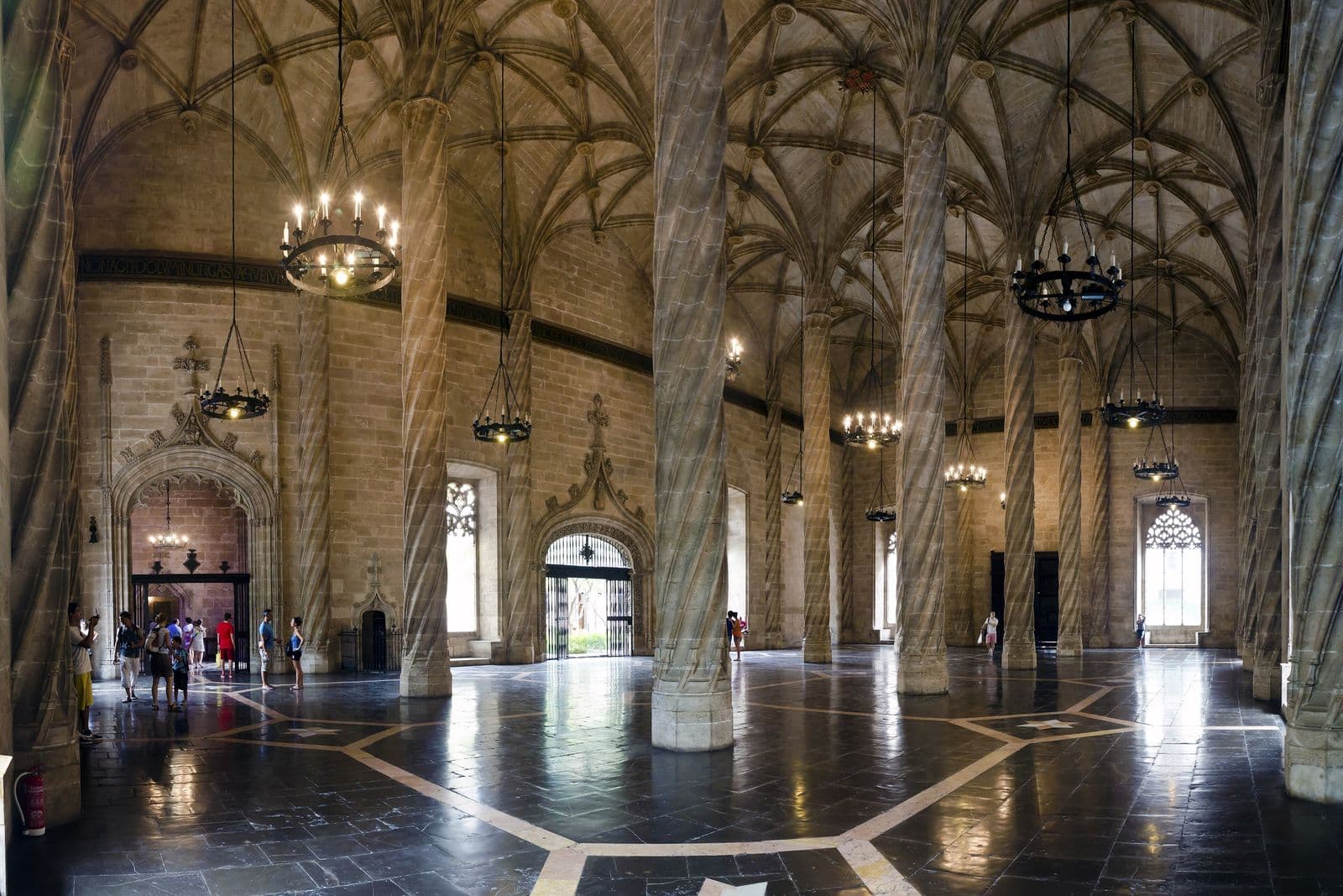 Les colonnes torsadées de la salle des contrats de la Llotja de la Seda, l’ancienne bourse de commerce de Valencia