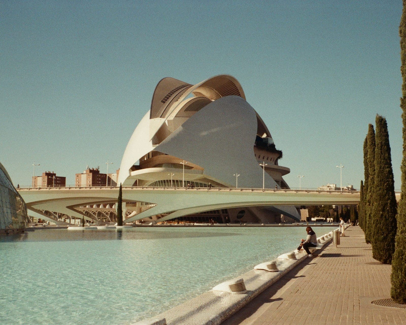 Le Palau de les Arts et son bassin turquoise, Cité des arts et des sciences, Valencia
