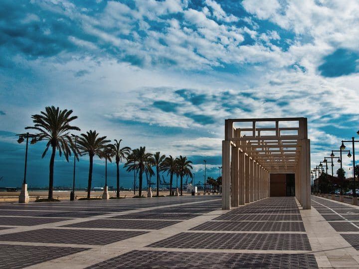 La promenade de la plage de la Malvarrosa (Valencia)