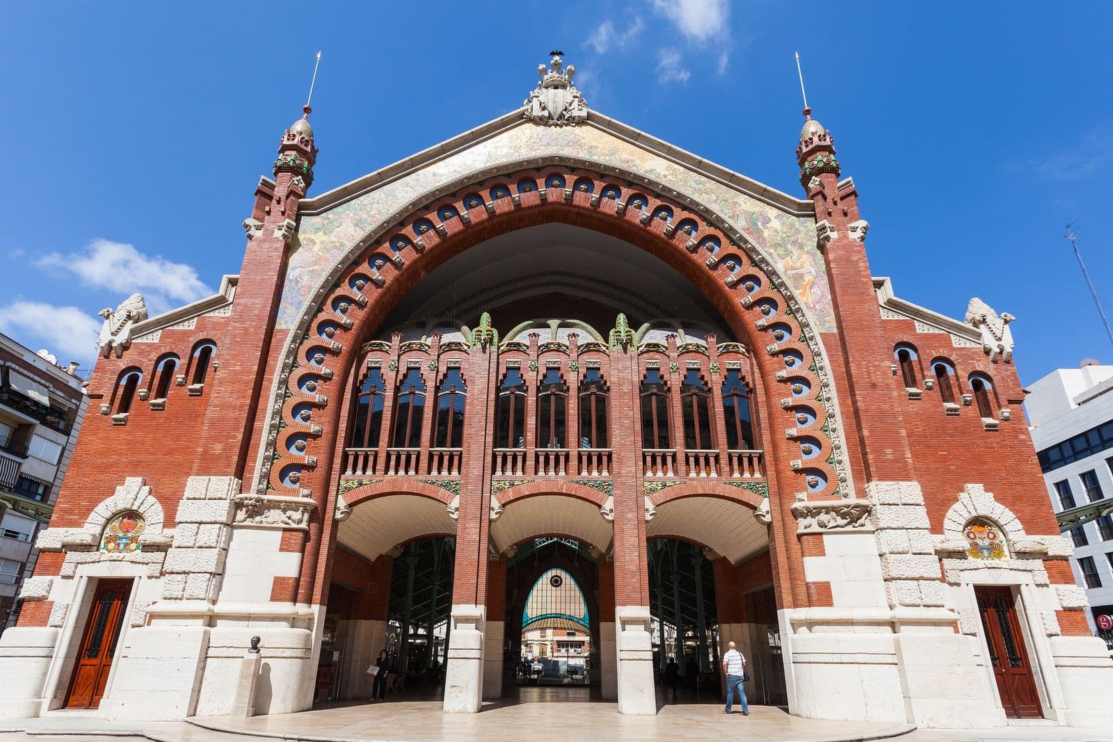La façade de brique et de céramique du Mercado de Colón, à Valencia