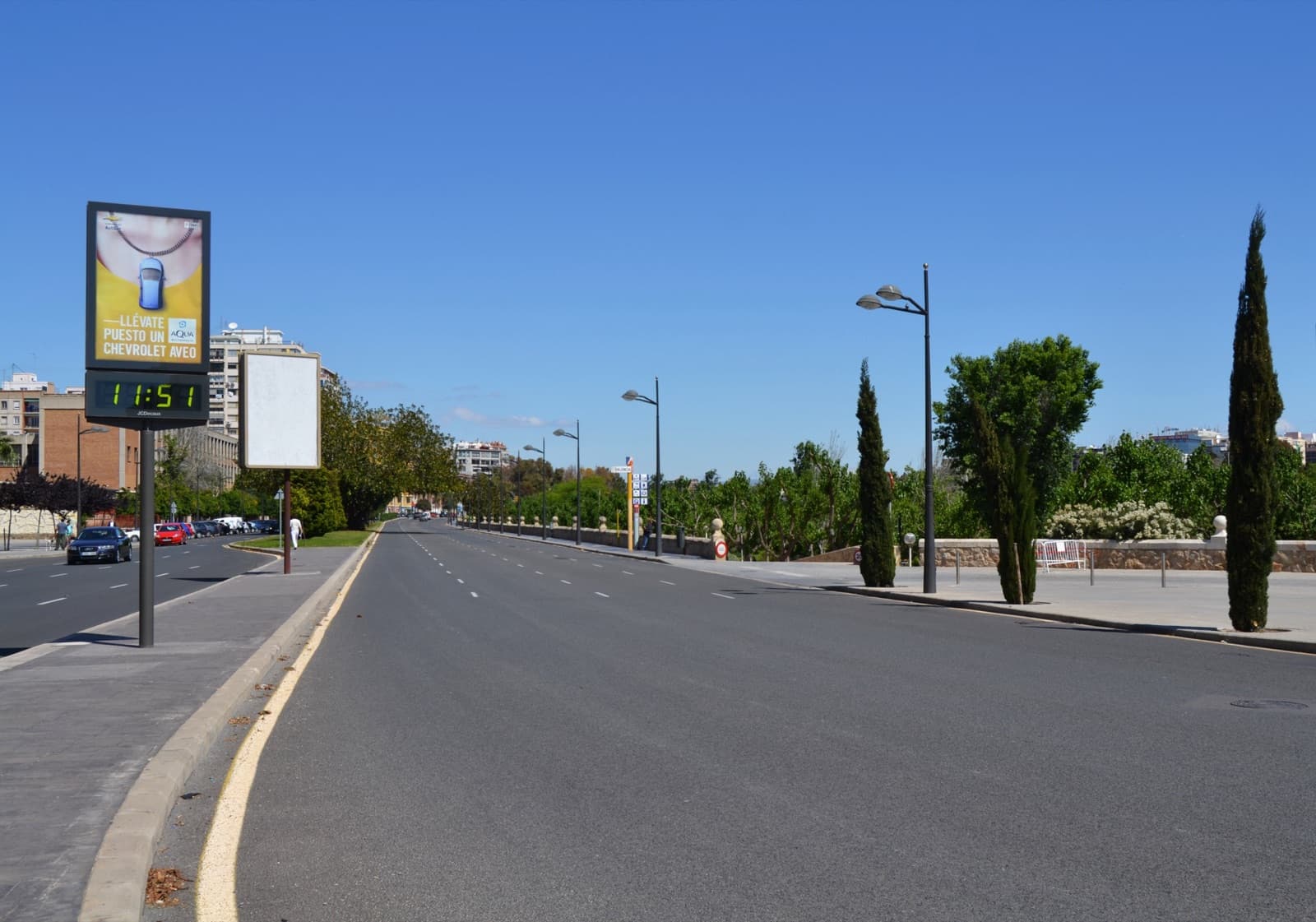 Le carrer de l’Alcalde Reig à Montolivet : immeubles d’habitation à gauche, parapet et arbres du jardin du Turia à droite (Valencia)