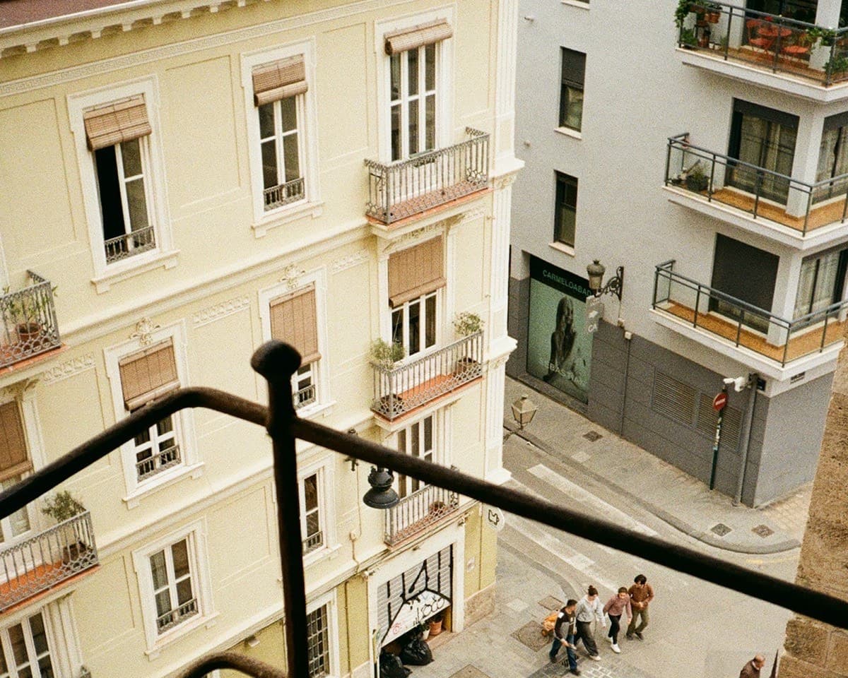 Façades à balcons et persiennes dans le centre historique de Valencia, vues depuis une tour
