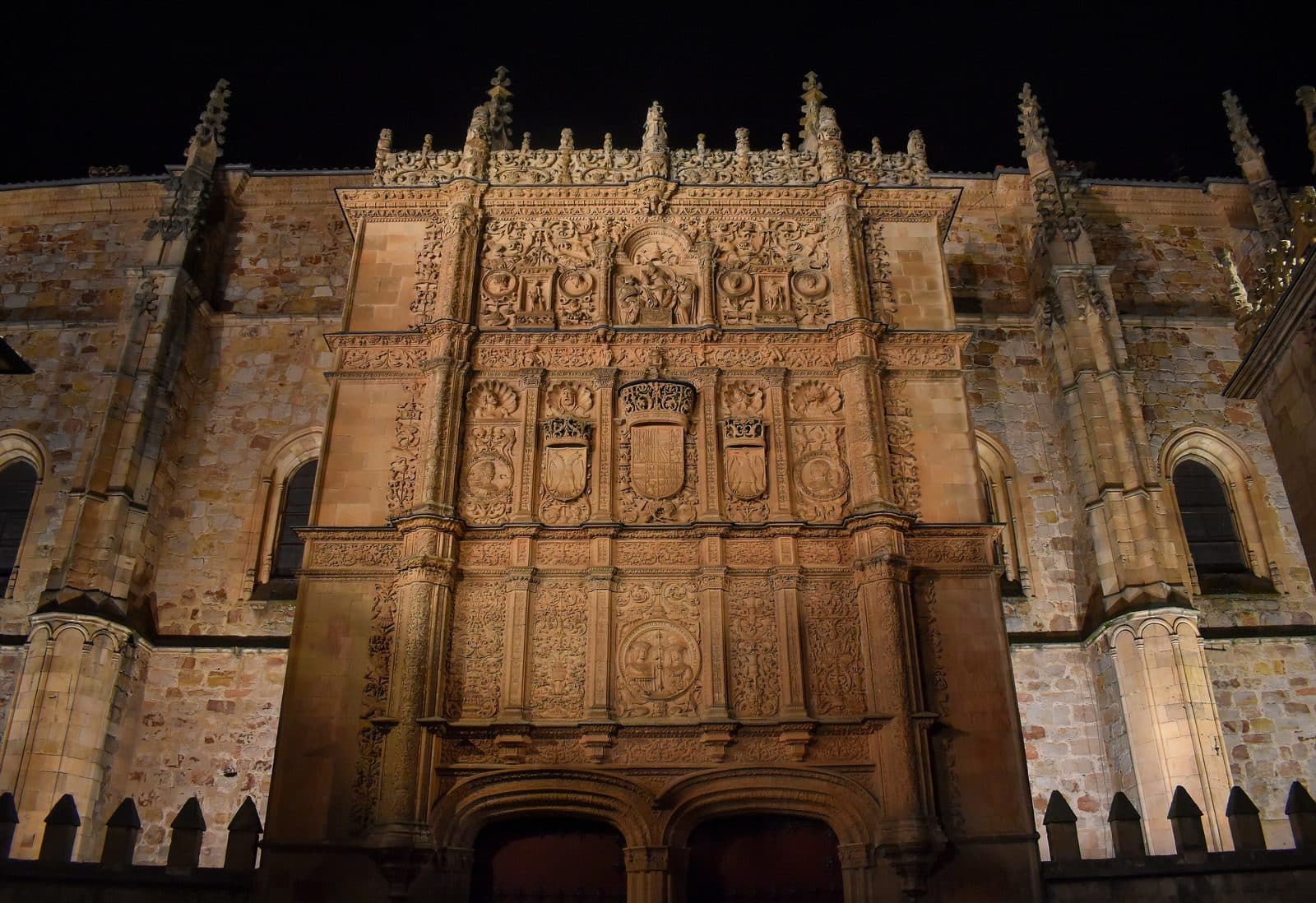 Façade sculptée des Escuelas Mayores de l’Université de Salamanque, éclairée de nuit