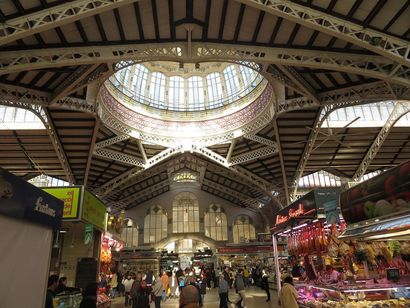 Les allées et les étals du Mercat Central de Valencia sous sa coupole vitrée
