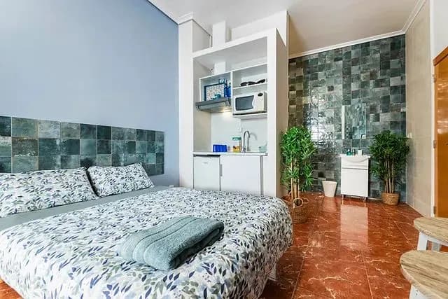 Studio meublé proposé par Valencia-House.com : lit double et coin cuisine