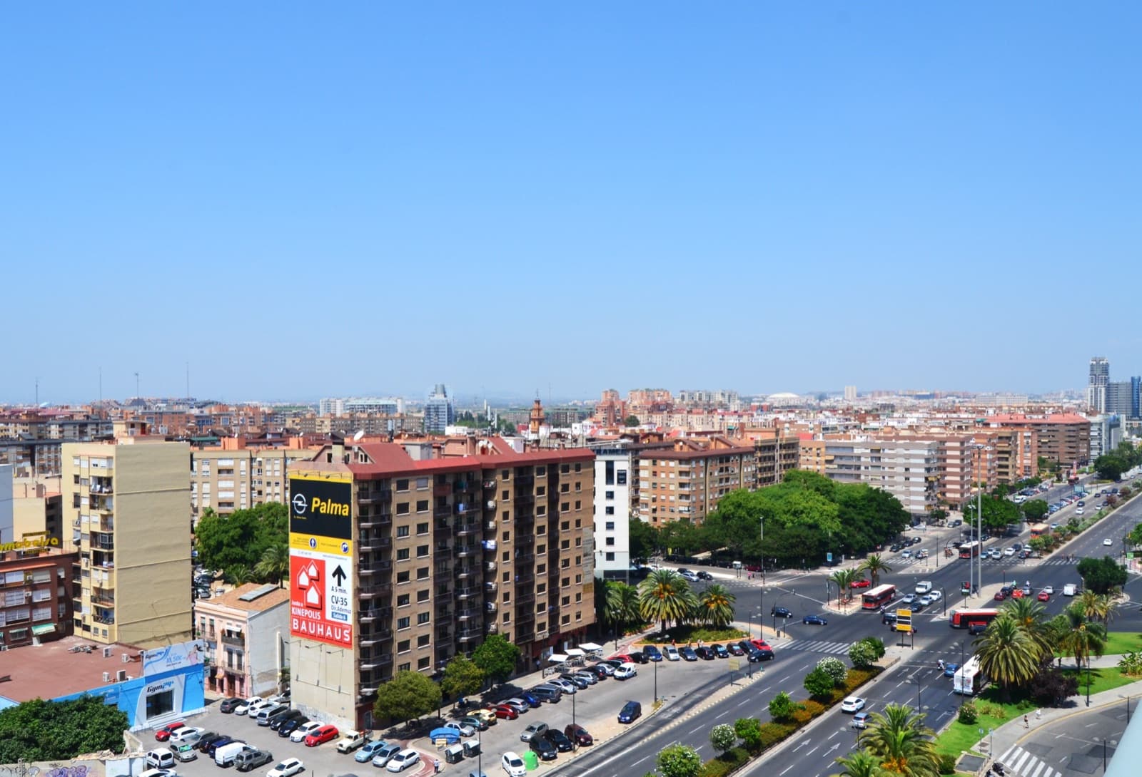 Vue en hauteur de l’avenue de Pius XII, avec ses palmiers et ses bus, et des immeubles du barrio de Campanar (Valencia)