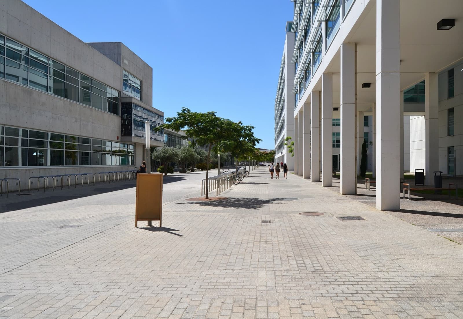Esplanade du campus dels Tarongers de l’Universitat de València, entre les facultés de Sciences sociales et de Magistère