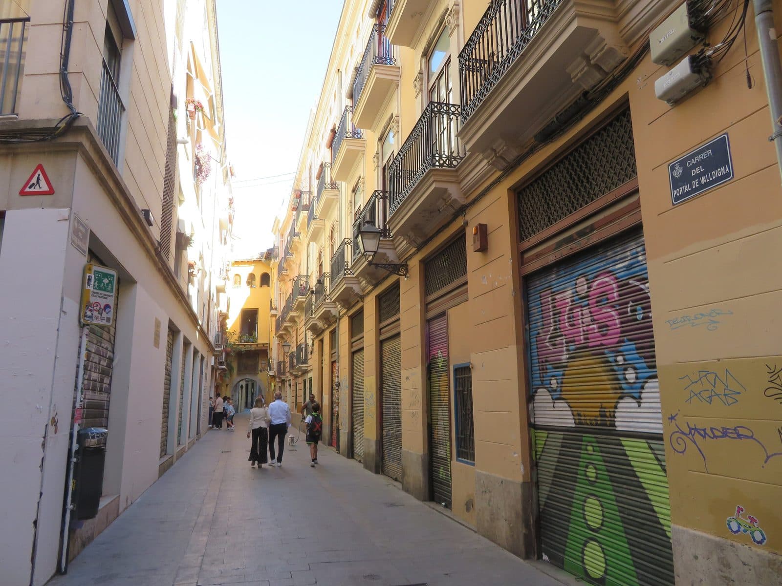 Une rue piétonne du quartier du Carmen à Valencia, balcons en fer forgé et rideaux peints