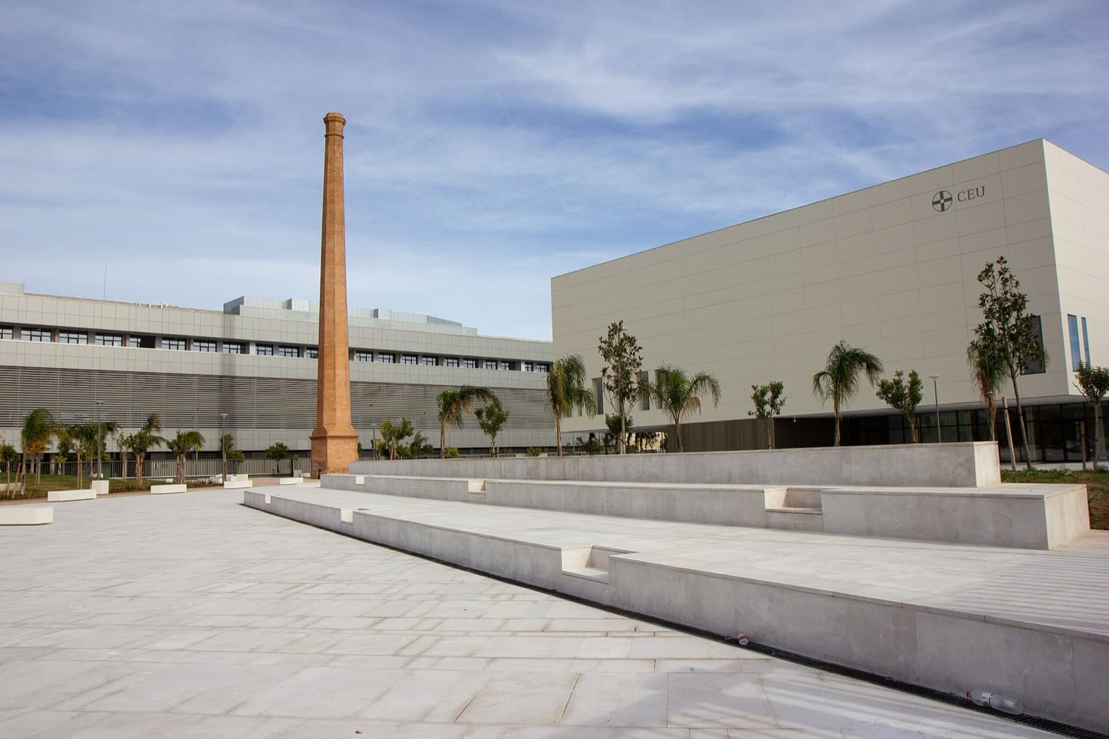 Le bâtiment du Paraninfo de l’Universidad CEU Cardenal Herrera sur son campus d’Alfara del Patriarca, au nord de Valencia, avec une ancienne cheminée de brique