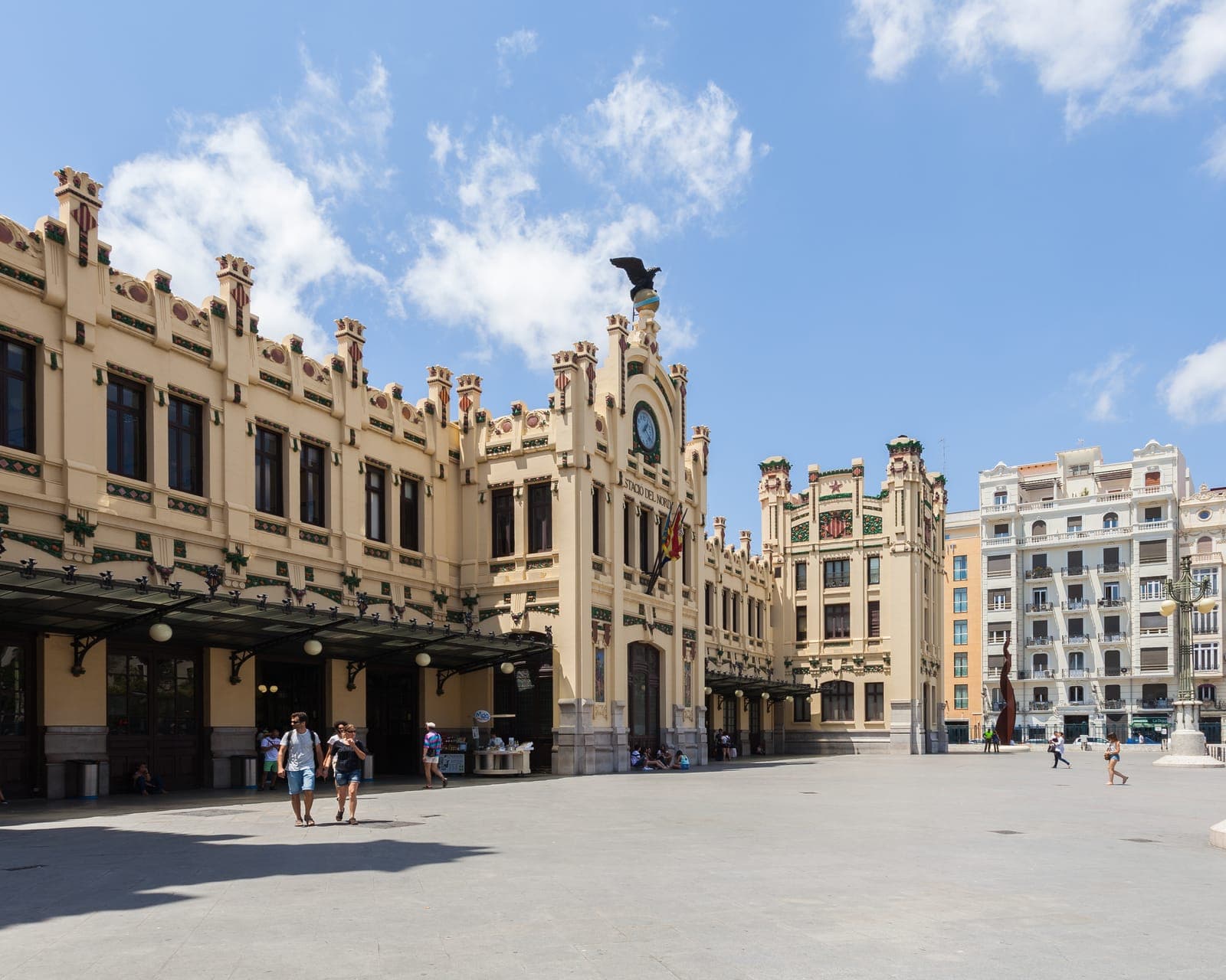 Façade moderniste de l'Estació del Nord, la gare du Nord de Valencia, sous un ciel bleu
