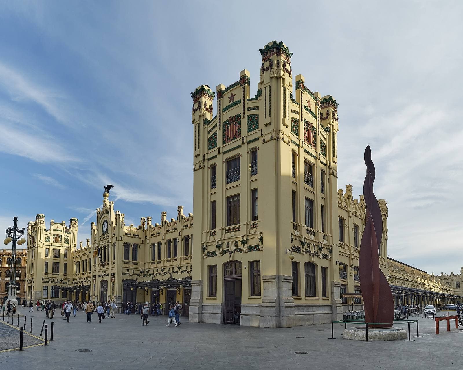 Façade de l'Estació del Nord, la gare du Nord de Valencia, côté calle Xàtiva ; le commissariat de la calle Bailén longe la gare.