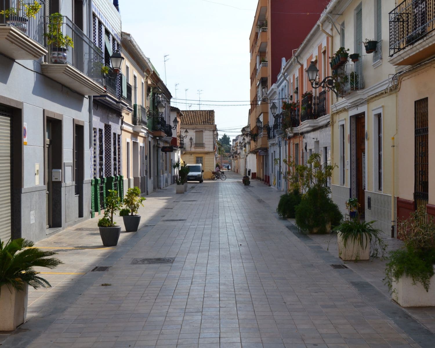 Rue piétonne de Benimaclet, maisons basses et balcons fleuris (Valencia)