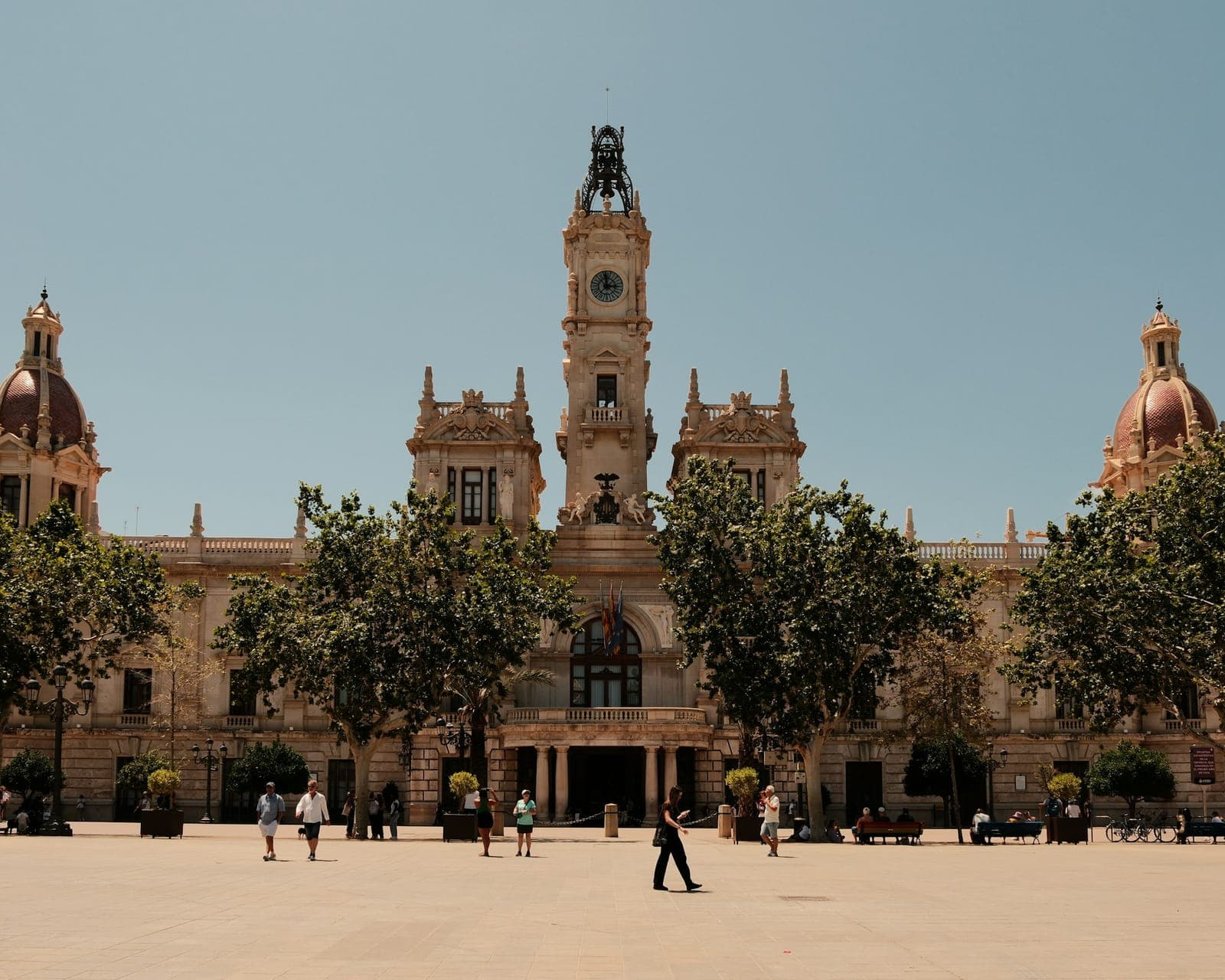 L'hôtel de ville de Valencia et sa tour de l'horloge, vus depuis la place de l'Ajuntament