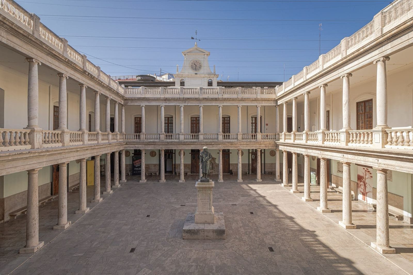 Le cloître de La Nau, bâtiment historique de l’Universitat de València, avec la statue de Lluís Vives au centre