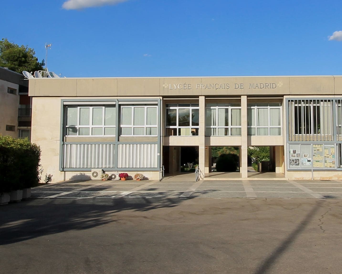 Façade du Lycée français de Madrid, campus de Conde de Orgaz, avec le nom de l’établissement au-dessus de l’entrée