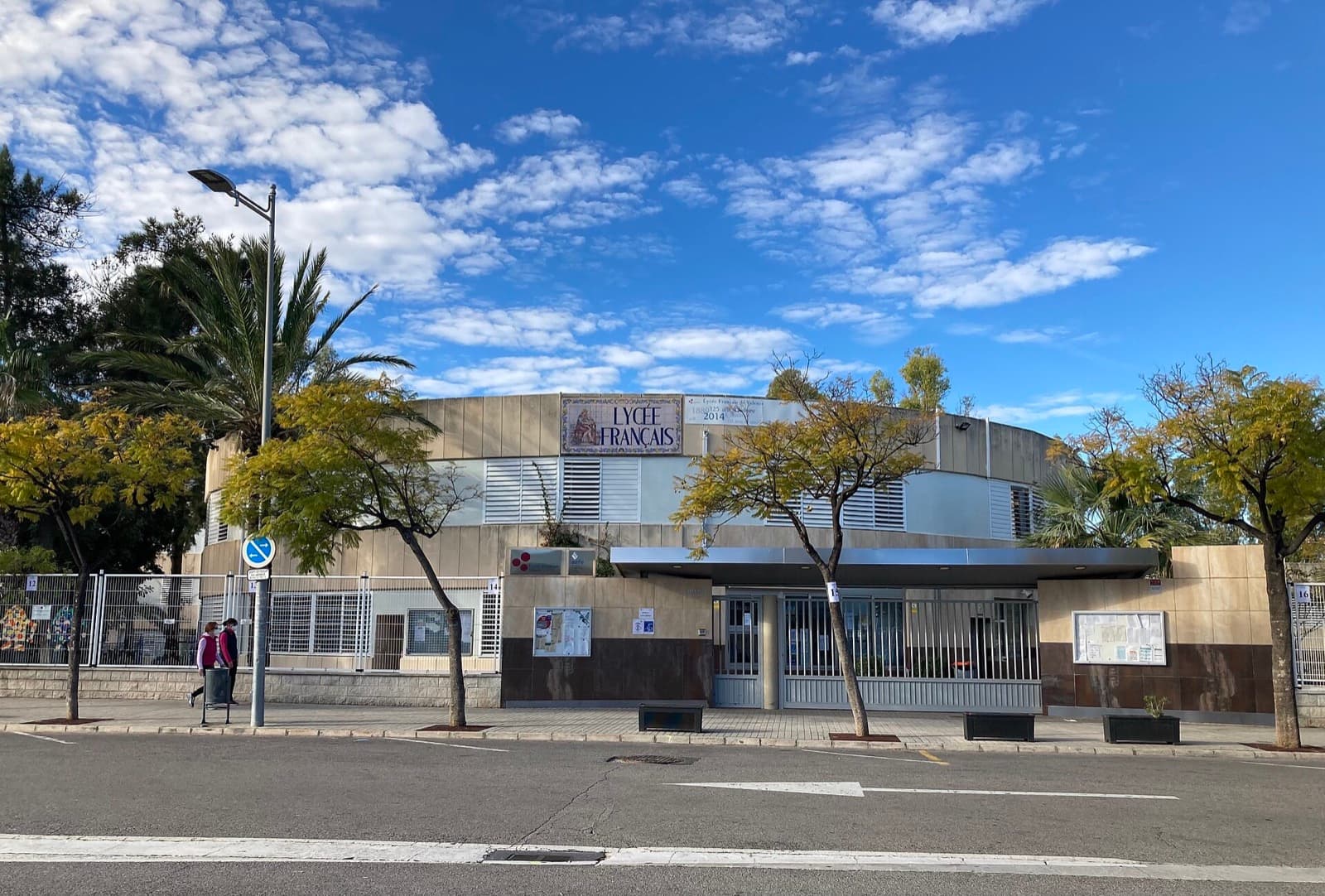 L’entrée du Lycée français de Valence à Paterna, bâtiment arrondi avec l’enseigne « Lycée français »