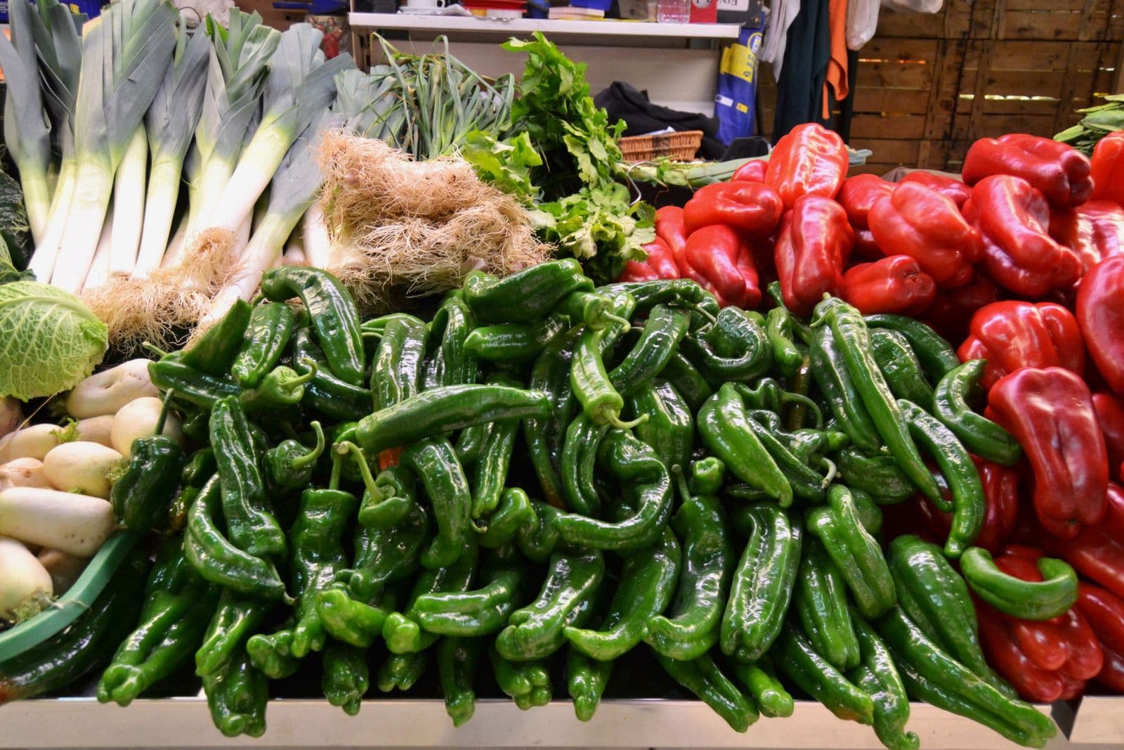 Un étal de poivrons au Mercat de Russafa, à Valencia