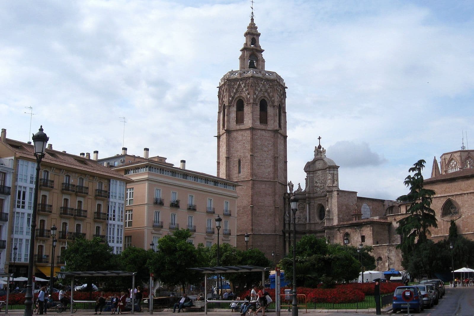 Le Micalet, clocher de la cathédrale de Valencia, vu de la plaza de la Reina