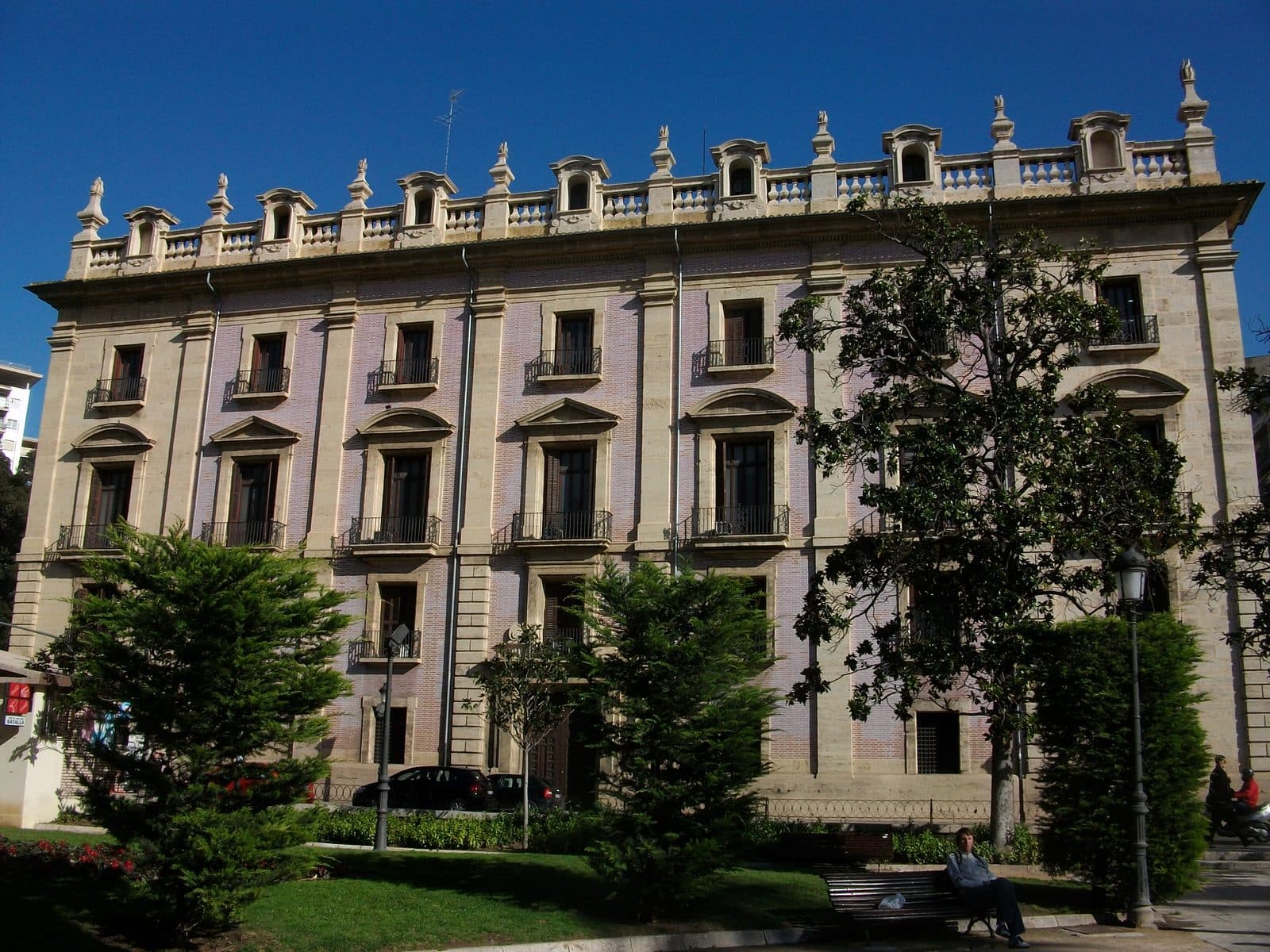 Le Palau de Justícia de València, place de la Porta de la Mar, sous un ciel bleu