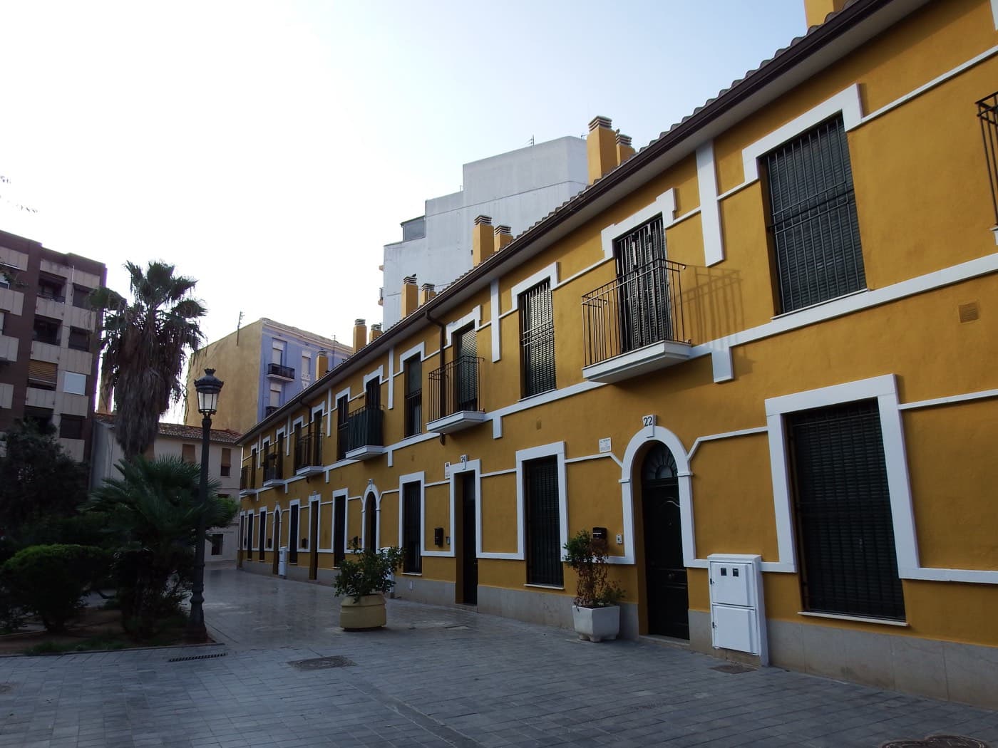 Maisons basses jaunes à balcons dans le noyau historique de Patraix (Valencia)