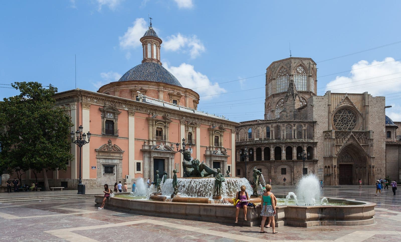 La place de la Vierge à Valencia : fontaine du Turia, basilique des Desamparados et cathédrale