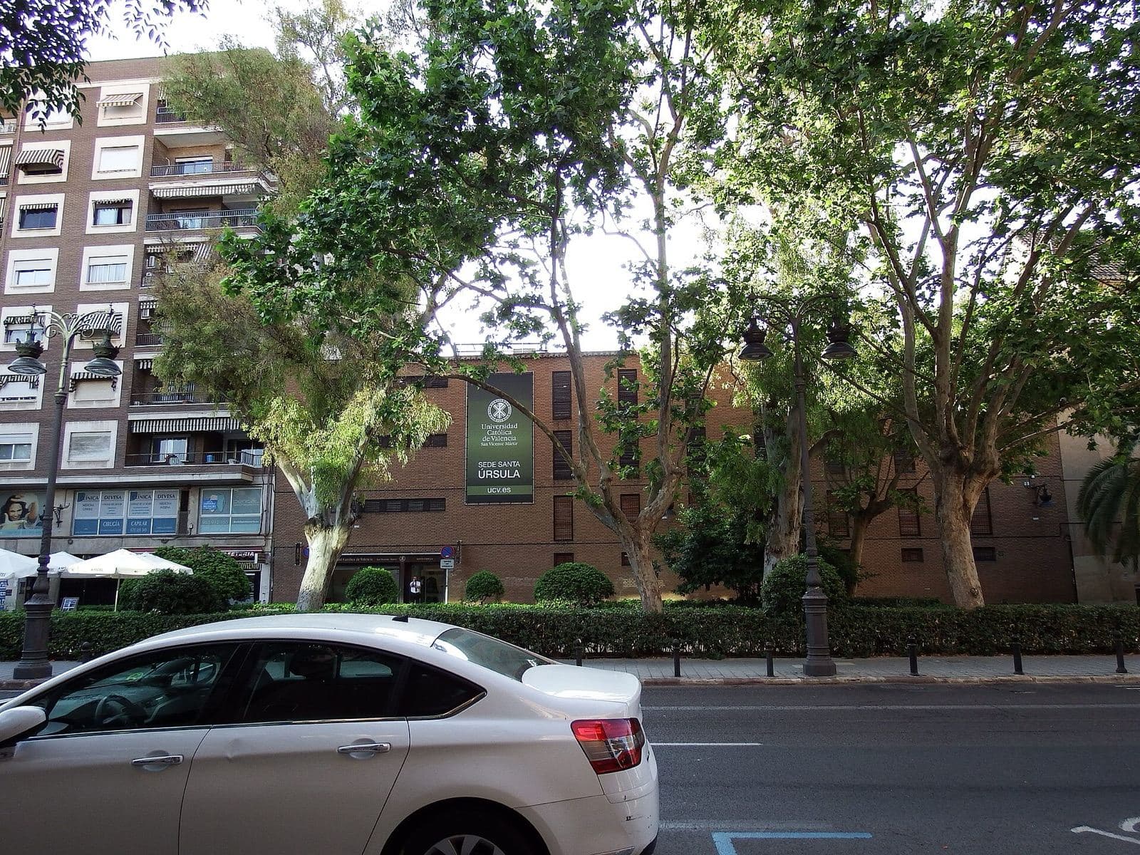 Façade de l’Universidad Católica de Valencia, site de Santa Úrsula, derrière les arbres de la rue