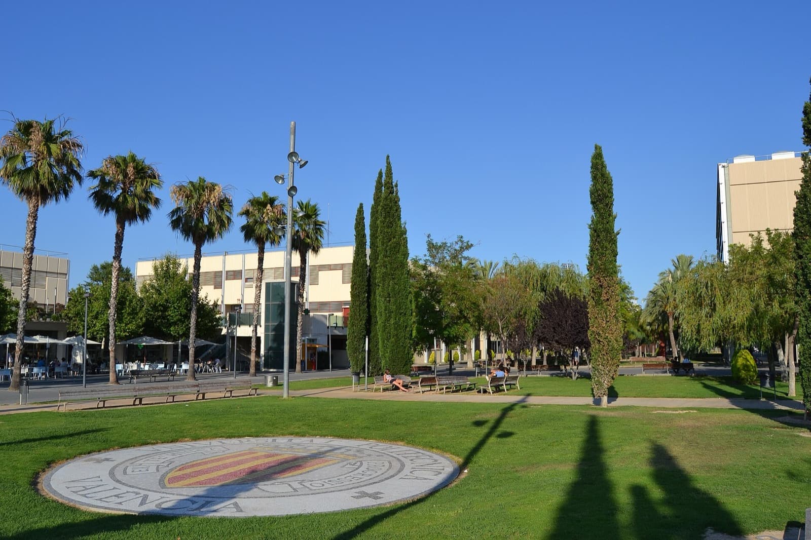 L’Ágora du campus de Vera de l’Universitat Politècnica de València : pelouse, emblème de l’université en mosaïque et palmiers