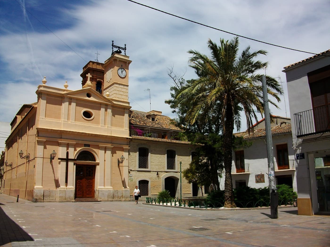 La place de Benimaclet, son église à horloge et un grand palmier (Valencia)