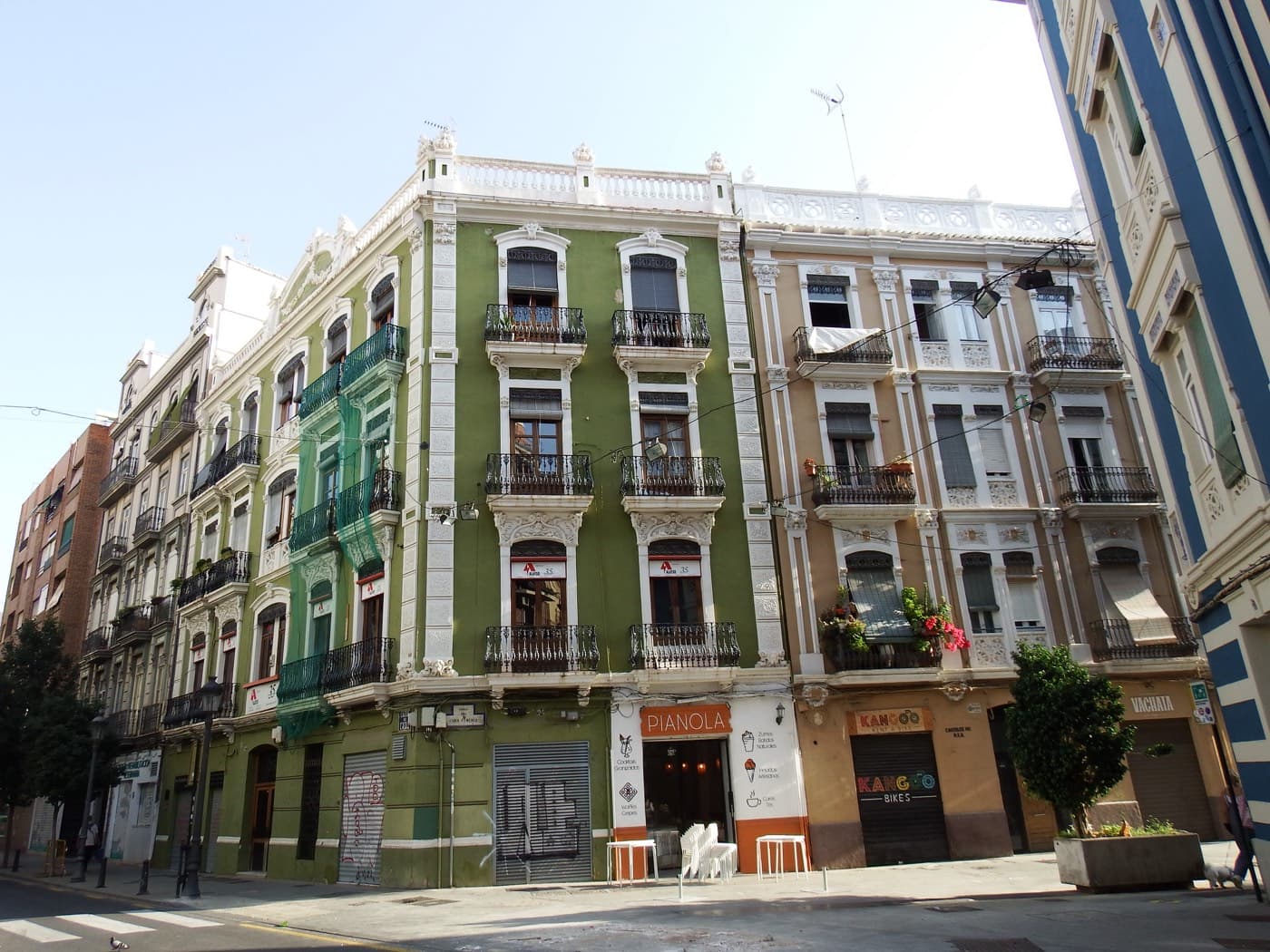Façades anciennes à balcons de la calle de Cádiz, à Ruzafa (Valencia)