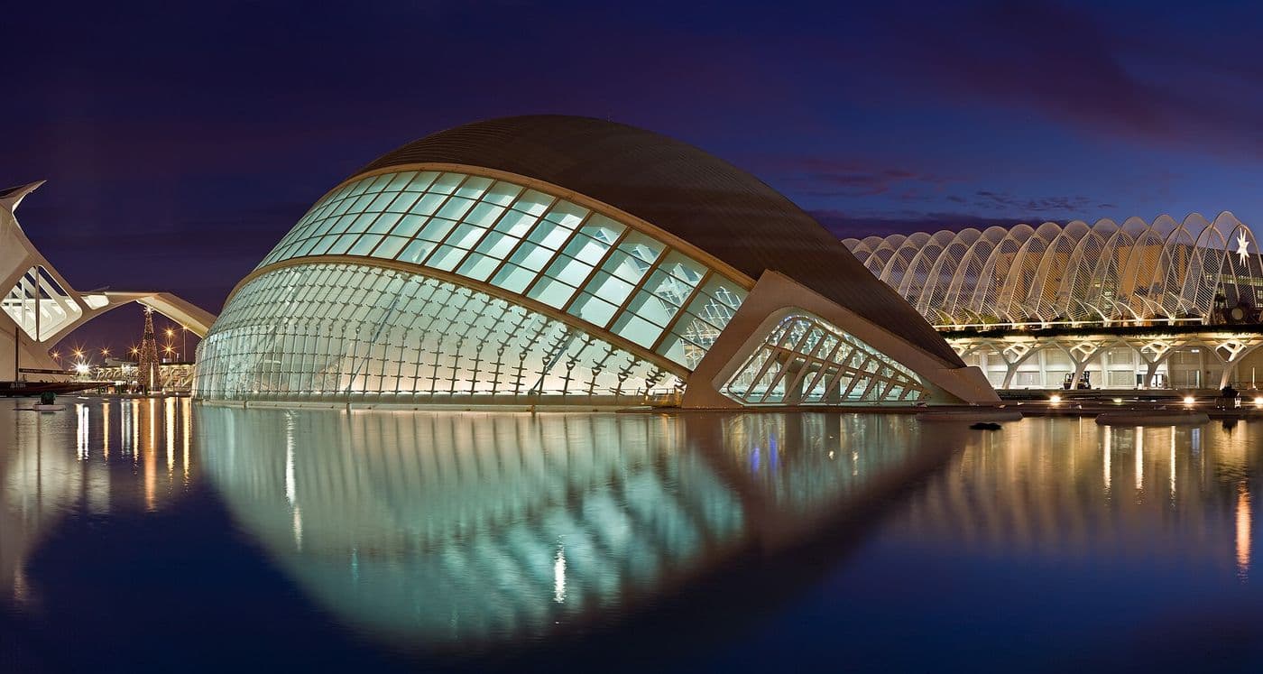 L’Hemisfèric de la Ciutat de les Arts i les Ciències éclairé au crépuscule et reflété dans son bassin, à Valencia